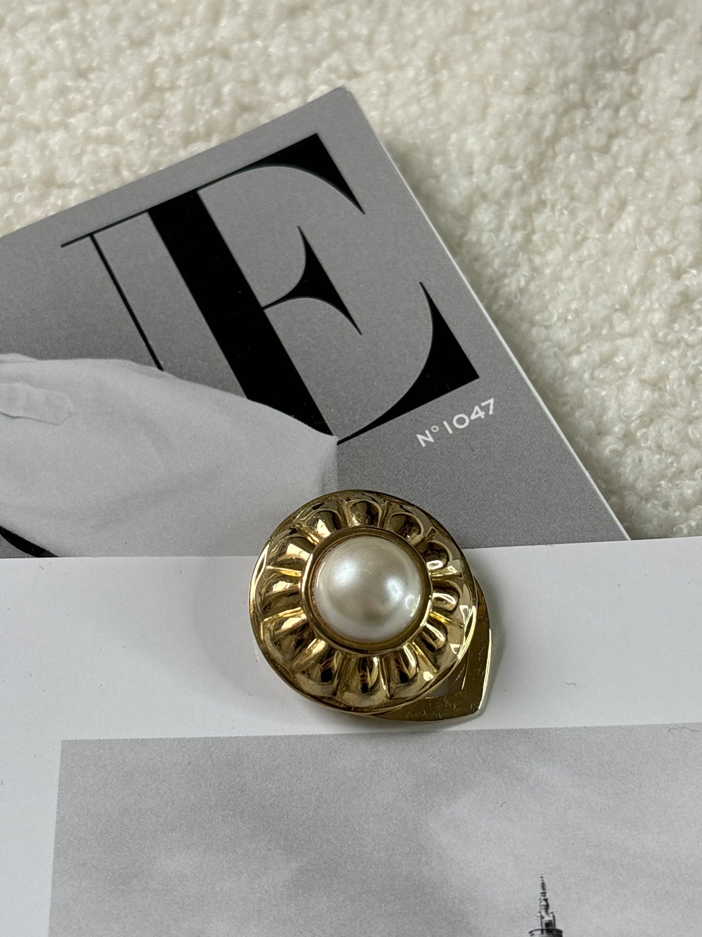 Vintage gold plated brooch with faux pearl