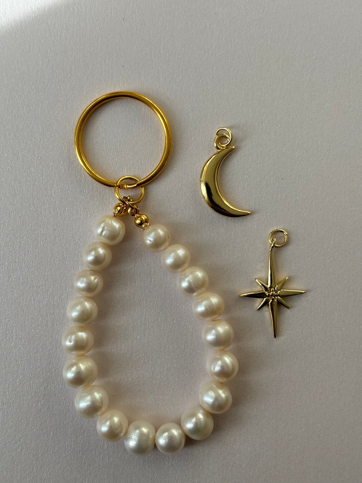 Round pearl keychain - gold