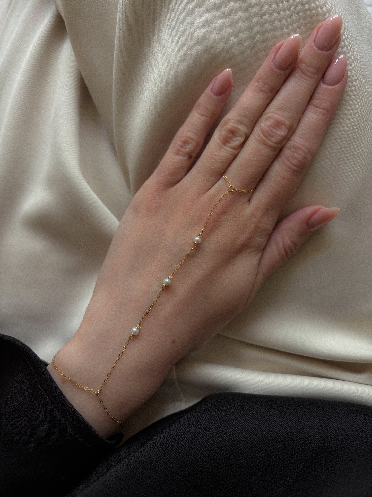[PRE-ORDER] Hand chain with round freshwater pearls