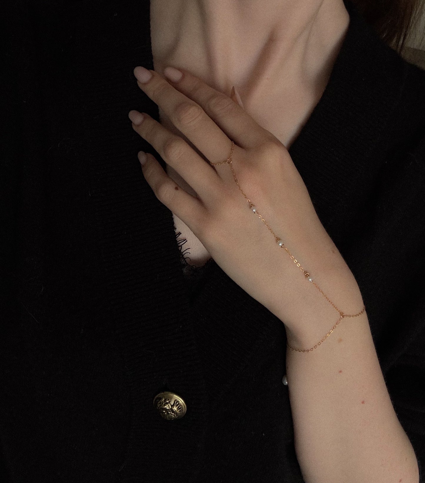 [PRE-ORDER] Hand chain with round freshwater pearls
